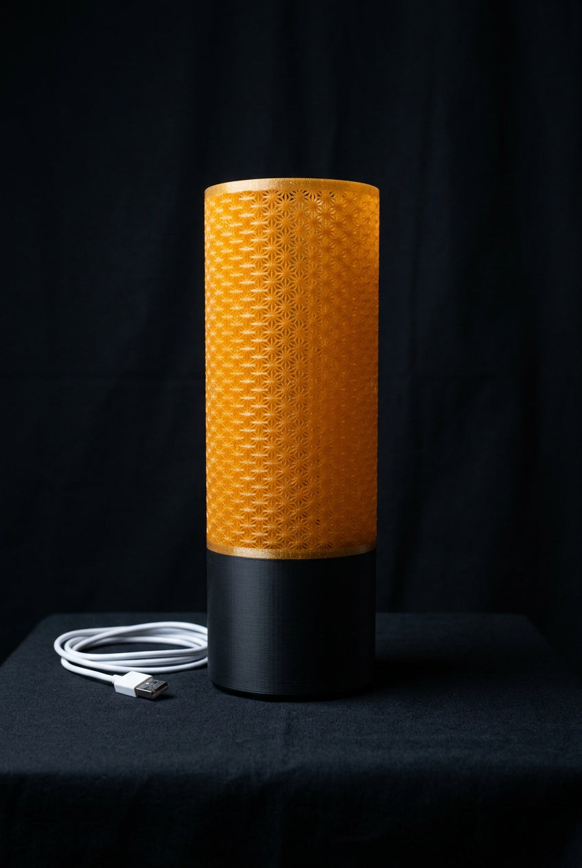 LED-Tischlampe mit filigranem Musterschirm