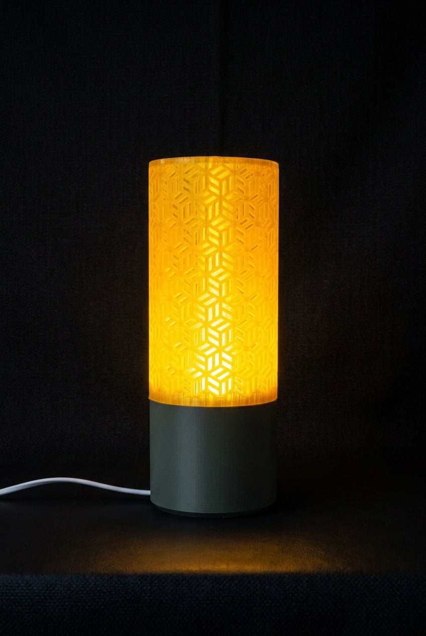 LED-Tischlampe mit filigranem Musterschirm