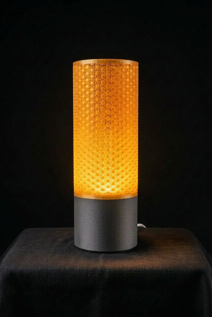 LED-Tischlampe mit filigranem Musterschirm
