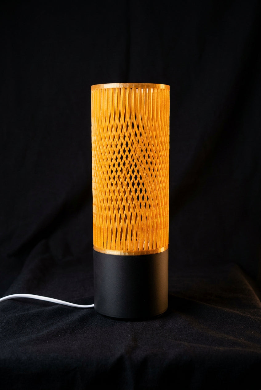 LED-Tischlampe mit filigranem Musterschirm