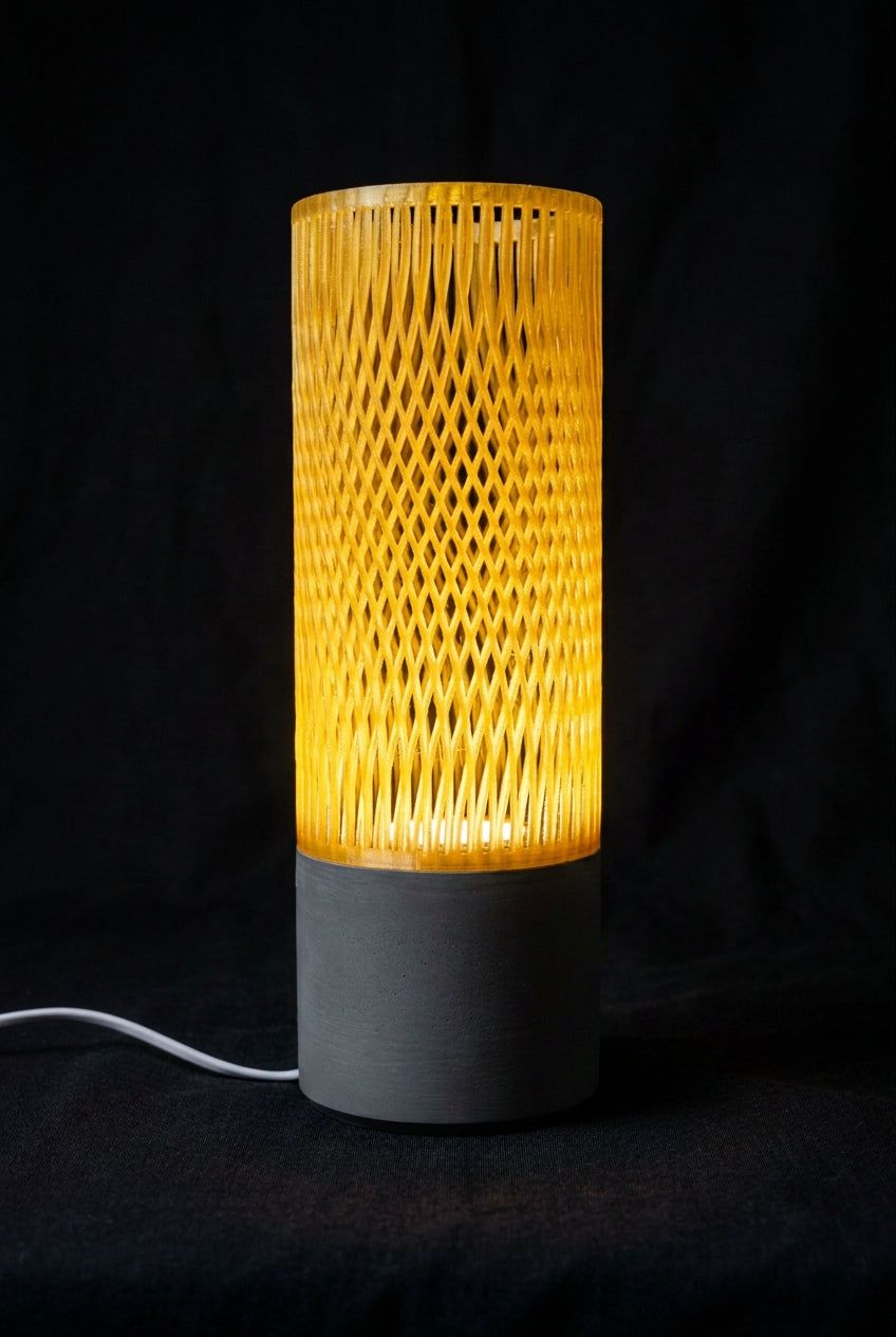 LED-Tischlampe mit filigranem Musterschirm