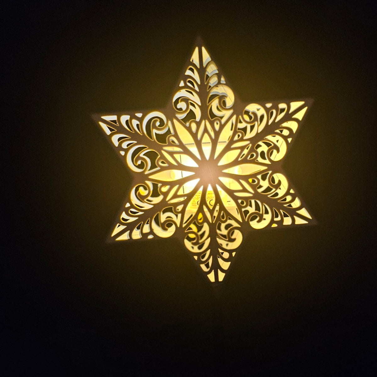 Filigraner Mandala-Leuchtstern